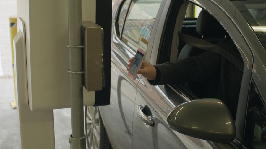 Car Sharer scanning Car Sharing App at barriers