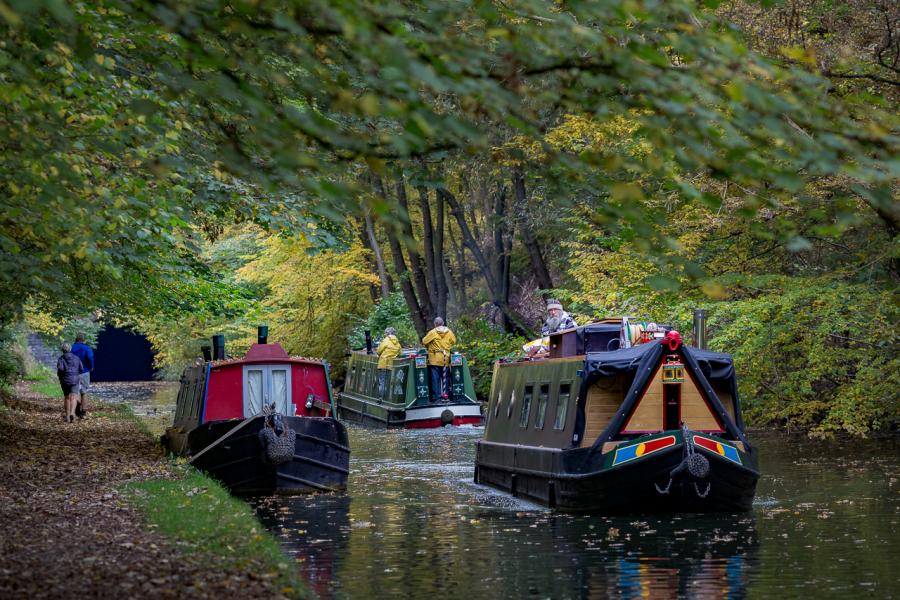 Northamptonshire canal boats Stoke Bruene